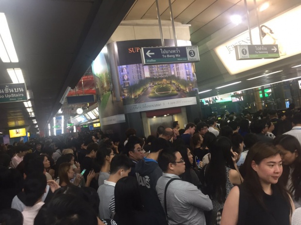 ฝนก็ตก รถไฟฟ้าก็ขัดข้อง สถานีหมอชิตวุ่น ผดส.รออื้อ หยุดวิ่งนานเกือบครึ่งชม.