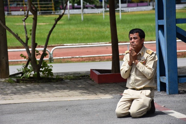 แชร์ว่อน!! วันสุดท้ายครูวัยเกษียณนั่งกราบลาโรงเรียนที่รัก ขออโหสิกรรม