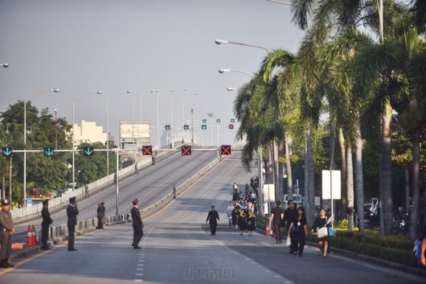 ปชช.ปักหลักรอชมพระราชพิธีเก็บพระบรมอัฐิ สะพานปิ่นเกล้ายังปิดอยู่-เริ่มทยอยเดินเท้าเข้าสนามหลวง