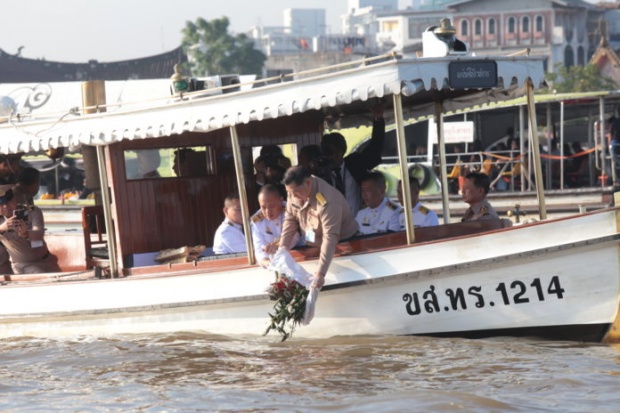 พิธีโบราณหาชมยาก!! อัญเชิญเครื่องสดจากการถวายพระเพลิงพระบรมศพไปจำเริญน้ำ