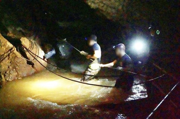 ข่าวดี!!! น้ำในถ้ำลดฮวบ “หน่วยซีล” ยึดโถง 3 ได้แล้ว!! ใกล้จุด 13 ชีวิตติดถ้ำหลวง