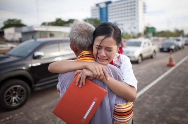 เปิดใจ “บัณฑิตสาว” แบกเป้ขึ้นรถไฟเรียน เผยตาขายวัวส่งเรียนจนจบ เมินคนด่าสร้างภาพ!! (คลิป)