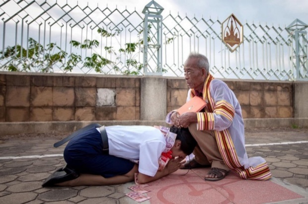 เปิดใจ “บัณฑิตสาว” แบกเป้ขึ้นรถไฟเรียน เผยตาขายวัวส่งเรียนจนจบ เมินคนด่าสร้างภาพ!! (คลิป)