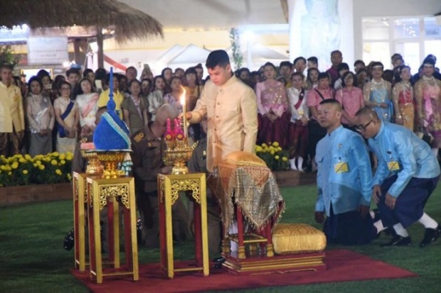 ‘พระองค์ที’ ฉลองพระองค์ชุดไทยราชปะแตน เสด็จเยี่ยมชมงานอุ่นไอรักฯ