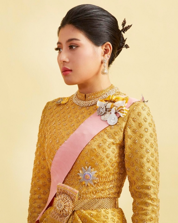 ฉลองพระองค์งดงามวิจิตร สมเด็จพระเจ้าลูกเธอ เจ้าฟ้าสิริวัณฯ ทรงตามรอยสมเด็จย่า