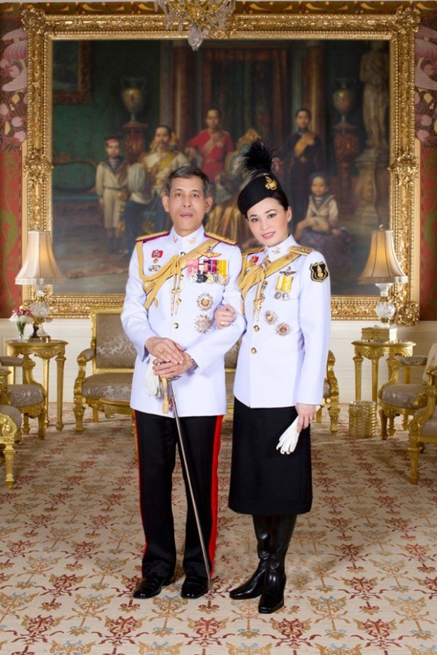 ปีติ พระบาทสมเด็จพระเจ้าอยู่หัว พระราชทานพระบรมฉายาลักษณ์ที่ฉายกับ สมเด็จพระนางเจ้าฯ