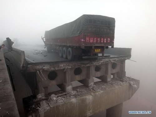 รถขนพลุตรุษจีนบึ้ม ทางด่วนพัง 80 เมตรทำรถตกถนนกว่า 10 คัน ตายแล้ว 5 