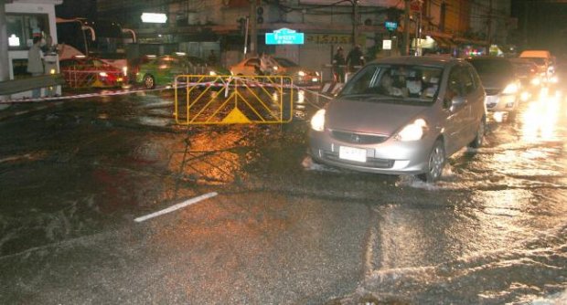 ท่อประปาระเบิดกลางแยกสี่พระยาน้ำทะลักท่วมถนน