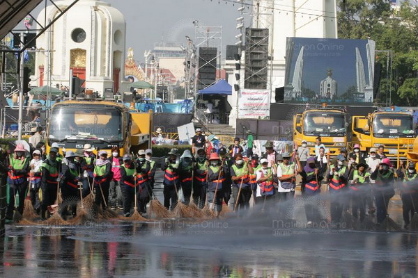 มวลชน กปปส. ผนึกกำลังทีมผู้ว่าฯกทม. -ทหาร ทำความสะอาดใหญ่ราชดำเนิน จัดงาน 5 ธันวาฯ 