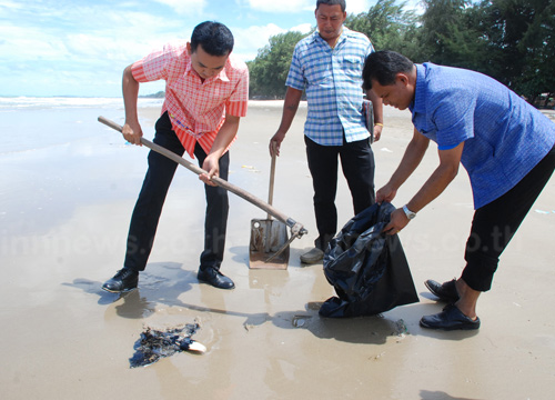 พบน้ำมันลอยหาดแม่รำพึงระยองห้ามลงเล่น