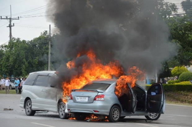 เก๋งพุ่งชนกันไฟลุกท่วม หวิดย่างสด 2 สาวเจ้าของรถ