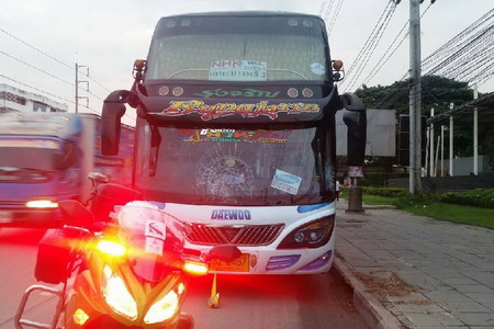 สยอง! รถบัสชนตายายดับ ขณะไปร่วมงานโยนบัว วัดหลวงพ่อโต