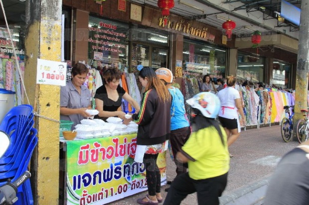 ฮือฮาอีก!! เจ้าของร้านผ้าใจบุญ ทำอาหารแจกฟรี 300 กล่องทุกวัน นาน 3 ปี 