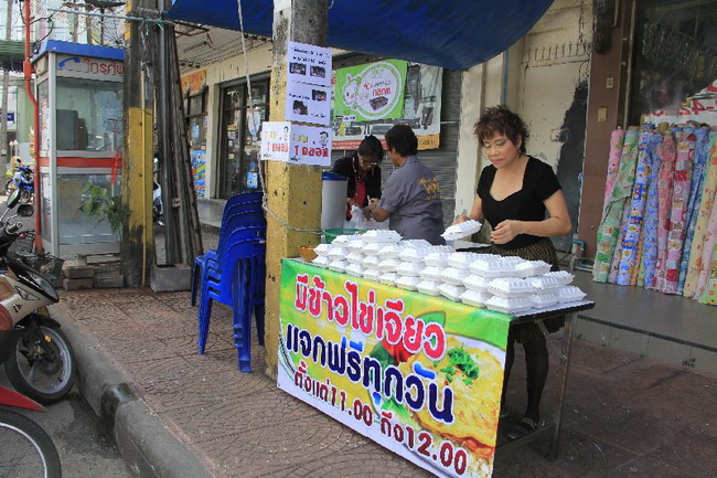 ฮือฮาอีก!! เจ้าของร้านผ้าใจบุญ ทำอาหารแจกฟรี 300 กล่องทุกวัน นาน 3 ปี 