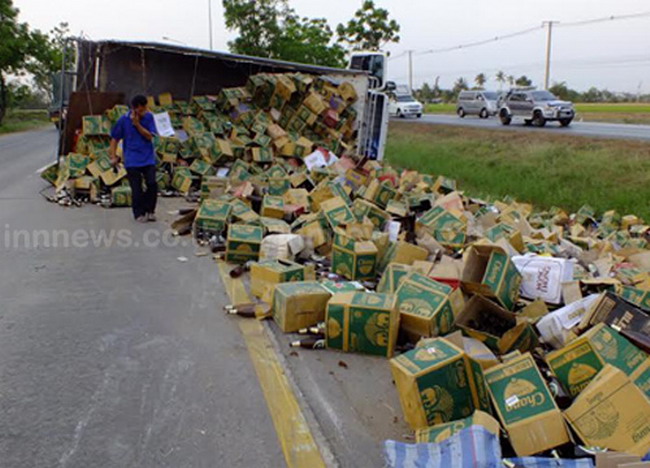 รถขนลังเบียร์พลิกคว่ำปทุมธานีรถติดยาว