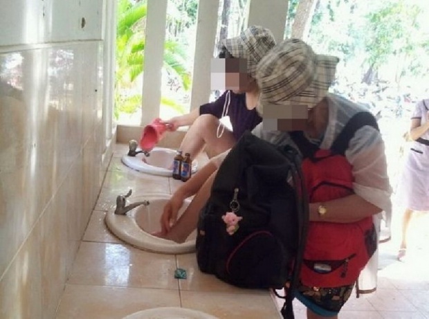 แชร์กันว่อนอีก!! กลุ่มนักท่องเที่ยวจีนล้างเท้าในอ่างล้างมือที่กระบี่