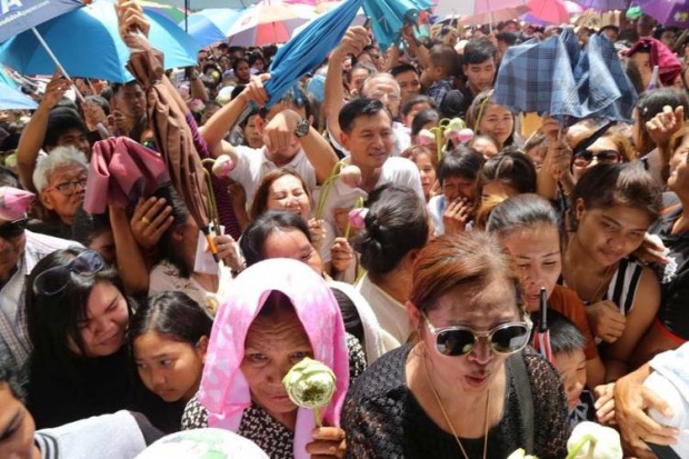 สาธุท่วมหัวกราบสรีระ พ่อคูณ วันสุดท้าย“ 