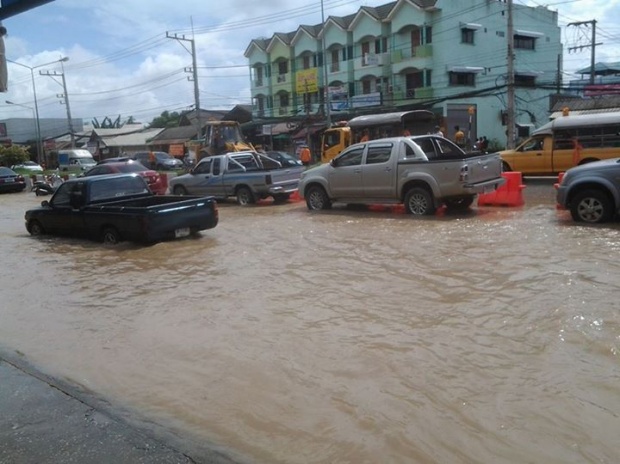 น้ำป่าทะลัก ม.แม่ฟ้าหลวง ปิดถนนชั่วคราว