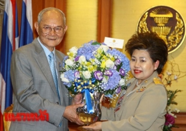 มีชัยรับดอกไม้จากประยุทธ์ ยินดีร่างรัฐธรรมนูญผ่านประชามติ