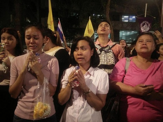 บรรยากาศโศกเศร้าที่ รพ.ศิริราช หลังแถลงสำนักพระราชวัง