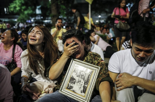 สำนักข่าวต่างประเทศ ประมวลภาพพสกนิการชาวไทยร่ำไห้ ใจสลายที่สุดในชีวิต