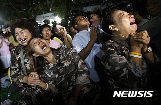 สำนักข่าวต่างประเทศ ประมวลภาพพสกนิการชาวไทยร่ำไห้ ใจสลายที่สุดในชีวิต