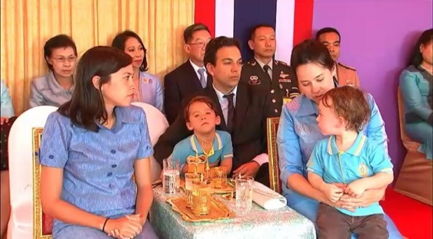 คุณพลอยไพลิน จูงมือคุณแม็กซิมัส พระราชปนัดดา ในหลวง กราบสักการะพระบรมศพ