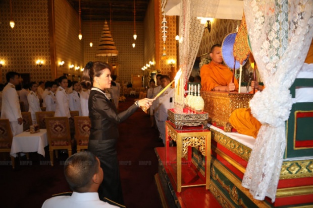 “ทูลกระหม่อมหญิง” ทรงทอดพระเนตรพสกนิกรกราบสักการะเบื้องหน้าพระบรมโกศ