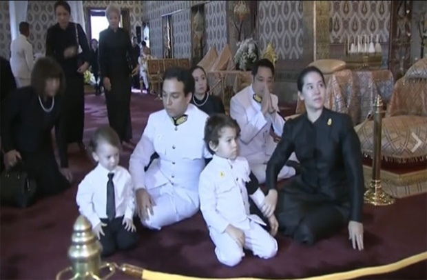  คุณพลอยไพลิน พร้อมด้วยคุณแม็กซ์ พระราชปนัดดา กราบสักการะพระบรมศพ