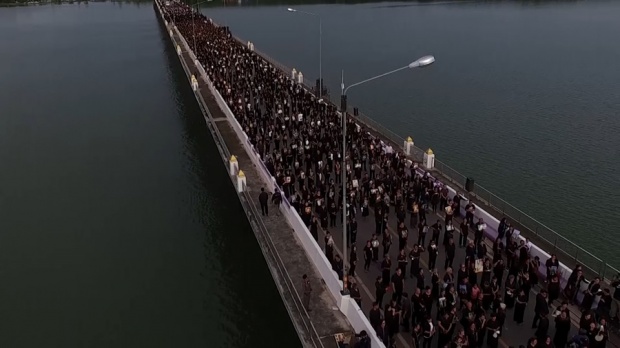 ปชช.กาฬสินธุ์ นับหมื่นเดินเท้าขึ้นสะพานเทพสุดาร่วมร้องเพลงอาลัยพ่อหลวง