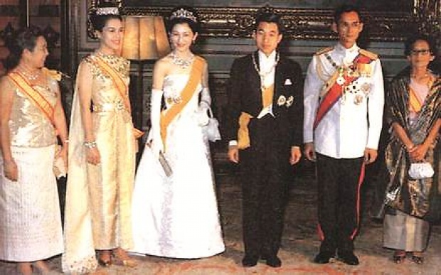 พระฉายาลักษณ์หาชมยาก!! สมเด็จพระนางเจ้าสิริกิต์ ฉลองพระองค์ชุดไทดำ ในพระอิริยาบถสบายๆ