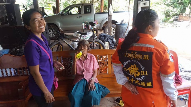 คนดีผีคุ้ม!!  ยายวัย 73 ปี หลงป่านาน 2 วัน เจอหญิงใส่ชุดไทยคอยดูแล แถมยังให้เลขเด็ด!!