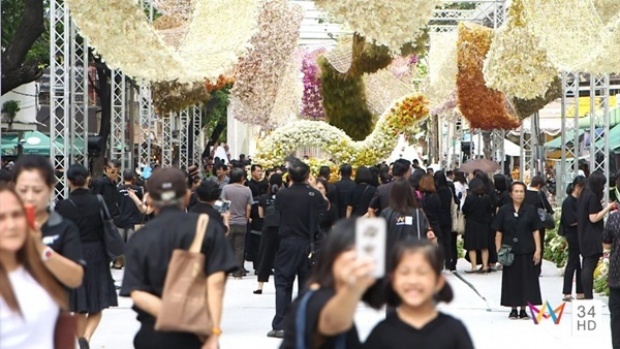 ประชาชนแห่เข้าชมอุโมงค์ “ดอกไม้เพื่อพ่อ” ก่อนปิด 4 ทุ่มวันนี้27ต.ค.