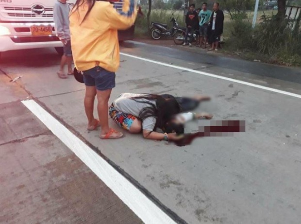 สาวนั่งกอดศพแฟนหนุ่ม สภาพตัวงอขาบิด โลหิตนองพื้น ยิ่งทราบสาเหตุ? พอแม่แทบรับไม่ได้!!