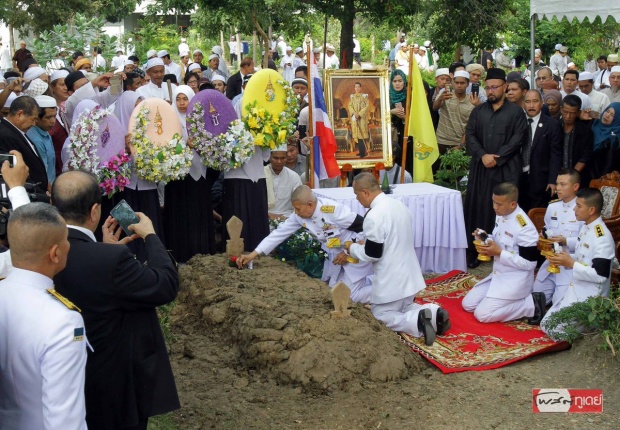 ชมภาพเต็มพิธีเคลื่อนศพ สุรินทร์ พิศสุวรรณลงฝังศพตามหลักศาสนาอิสลาม