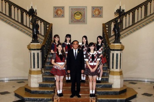 จับมือ8วินาทีพร้อมเซลฟี่!! “โอตะบิ๊กตู่” เปิดทำเนียบต้อนรับ AKB48