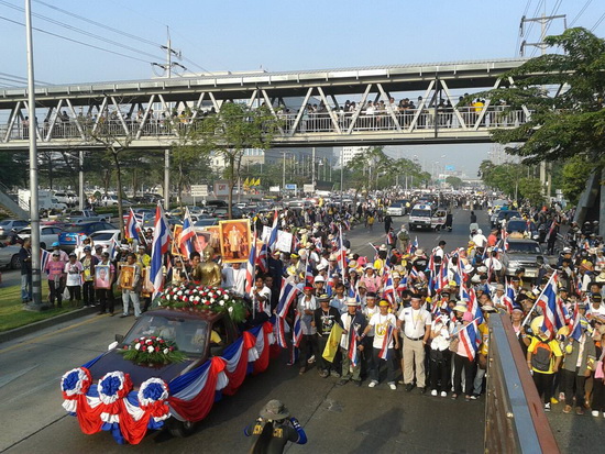 เริ่มแล้ว! ผู้ชุมนุม เคลื่อนตัวไปศูนย์ราชการ แจ้งวัฒนะฯ