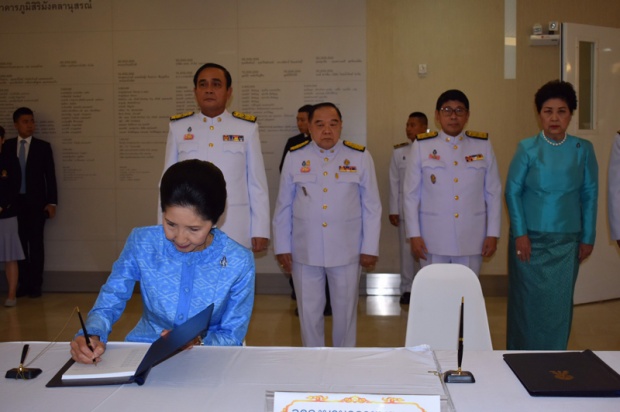 ประมวณภาพ นายกฯนำครม.-ผู้นำเหล่าทัพ ร่วมลงนามถวายพระพรพระราชินีในรัชกาลที่ 9