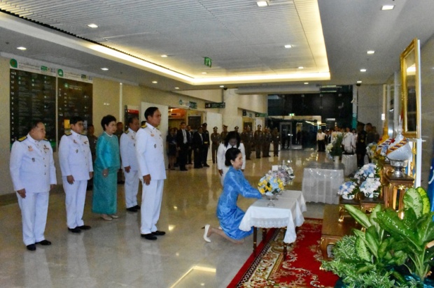 ประมวณภาพ นายกฯนำครม.-ผู้นำเหล่าทัพ ร่วมลงนามถวายพระพรพระราชินีในรัชกาลที่ 9