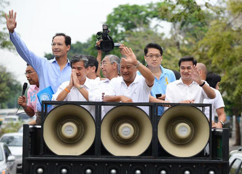 สุขุมพันธุ์พร้อมแกนนำปชป.ขึ้นรถแห่ขอบคุณปชช.