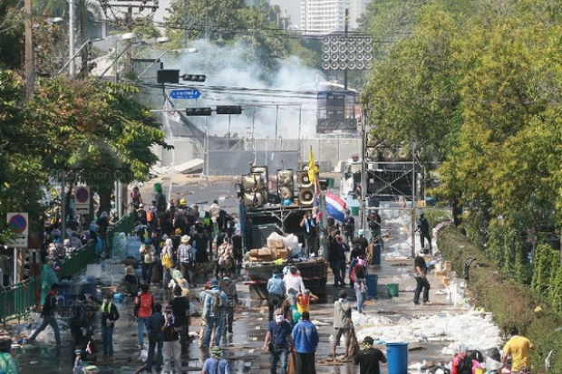 ประมวลภาพเหตุความวุ่นวาย ตร.ยิงแก๊สน้ำตาใส่กลุ่มผู้ชุมนุม ที่สะพานชมัยมรุเชฐ