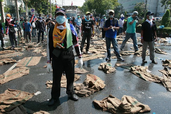 ประมวลภาพเหตุความวุ่นวาย ตร.ยิงแก๊สน้ำตาใส่กลุ่มผู้ชุมนุม ที่สะพานชมัยมรุเชฐ