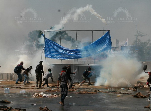 ประมวลภาพเหตุความวุ่นวาย ตร.ยิงแก๊สน้ำตาใส่กลุ่มผู้ชุมนุม ที่สะพานชมัยมรุเชฐ