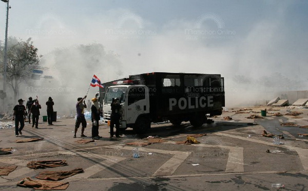 ประมวลภาพเหตุความวุ่นวาย ตร.ยิงแก๊สน้ำตาใส่กลุ่มผู้ชุมนุม ที่สะพานชมัยมรุเชฐ