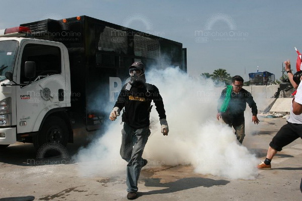 ประมวลภาพเหตุความวุ่นวาย ตร.ยิงแก๊สน้ำตาใส่กลุ่มผู้ชุมนุม ที่สะพานชมัยมรุเชฐ