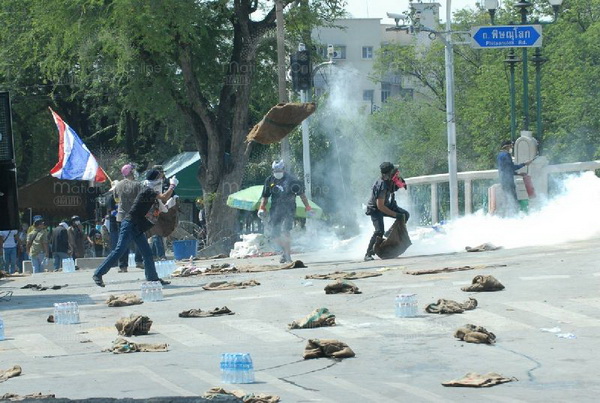 ประมวลภาพเหตุความวุ่นวาย ตร.ยิงแก๊สน้ำตาใส่กลุ่มผู้ชุมนุม ที่สะพานชมัยมรุเชฐ