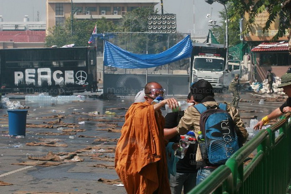 ประมวลภาพเหตุความวุ่นวาย ตร.ยิงแก๊สน้ำตาใส่กลุ่มผู้ชุมนุม ที่สะพานชมัยมรุเชฐ