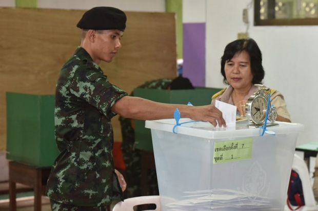 ประธาน กกต.รับมีบัตรผิดหน่วยจริง เตือนปชช.กาแล้วหย่อนเป็นบัตรเสีย