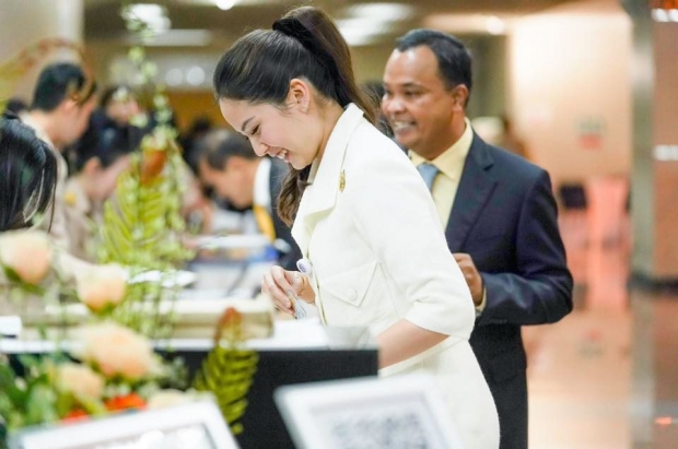 แฟนคลับปลื้ม ‘ตั๊น จิตภัสร์’ ดูดี สวมชุดสวยสง่า ร่วมประชุมสภาฯ