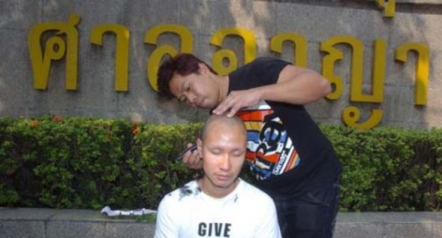 ลูกสมยศโกนหัวประท้วงไม่ให้ประกันพ่อ